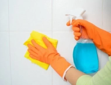 Με αυτό το κόλπο θα εξαφανίσετε άμεσα τη μούχλα από το μπάνιο